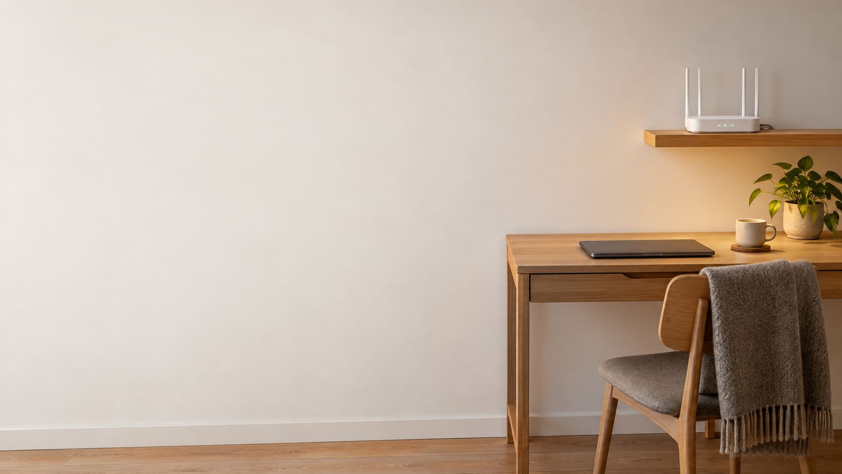 Otthoni íróasztal laptoppal és WiFi-routerrel